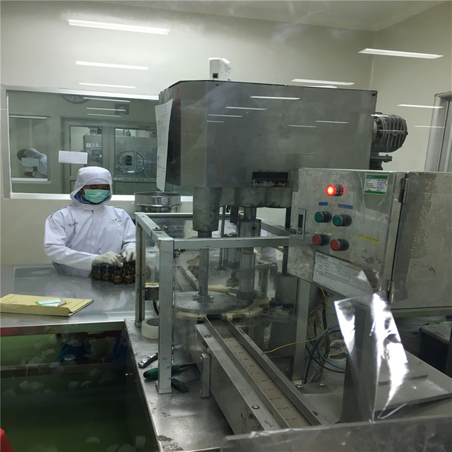 Mengunjungi pelanggan membeli botol pengisian otomatis untuk kapsul dan tablet