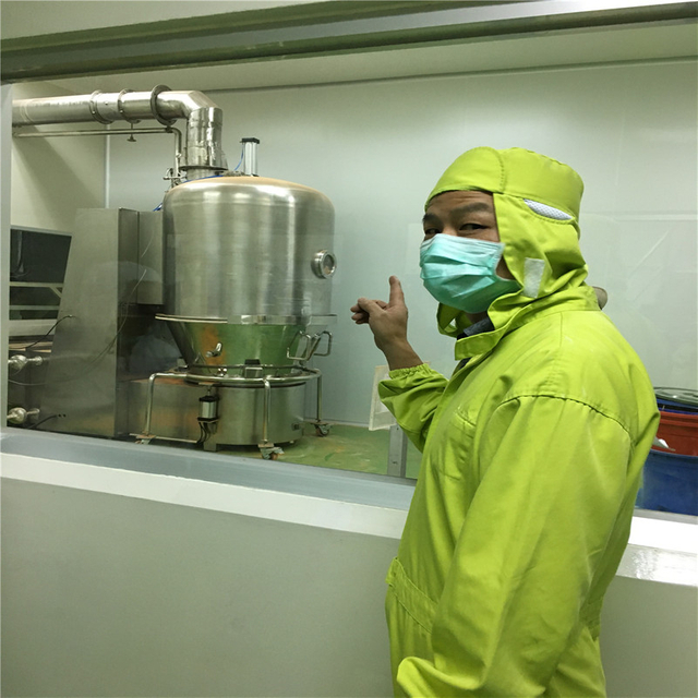 Teknisi menginstal mesin pengering untuk pelanggan Vietnam