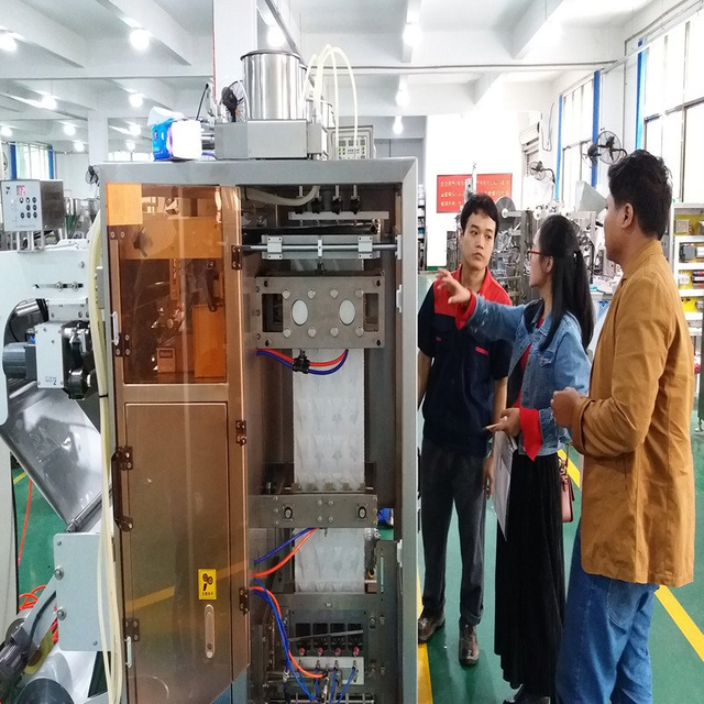 Pelanggan Thailand memeriksa mesin kemasan sachet cair untuk minyak