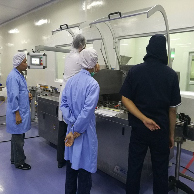 Memasang mesin cartoning untuk pelanggan Indonesia