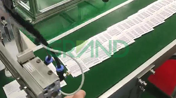 Bandingkan dengan pengemasan mesin dan pengepakan manual