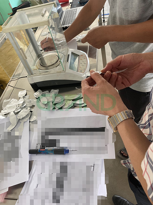 Mesin pengisian dan penyegelan cairan parfum