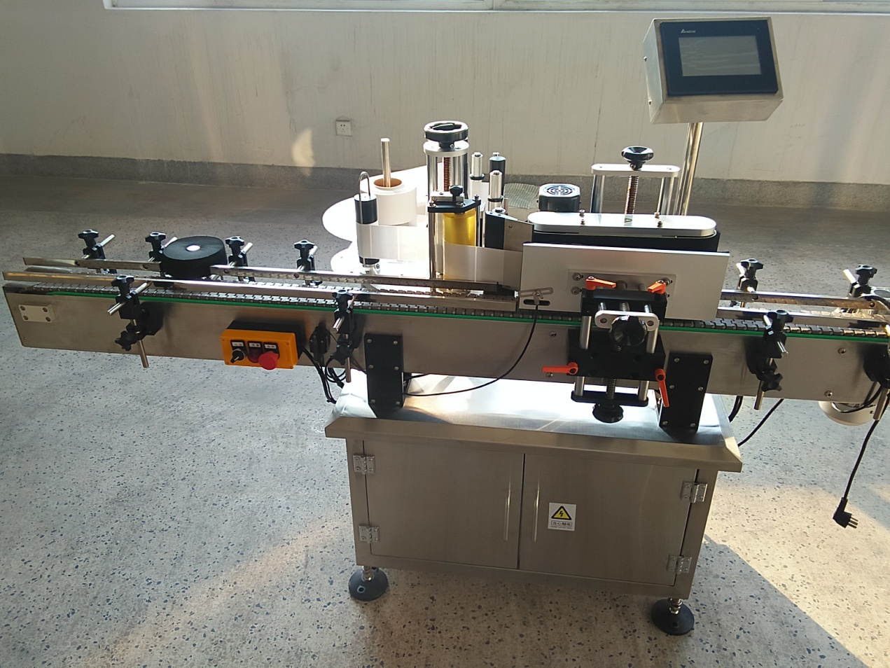 Mesin pelabelan stiker otomatis